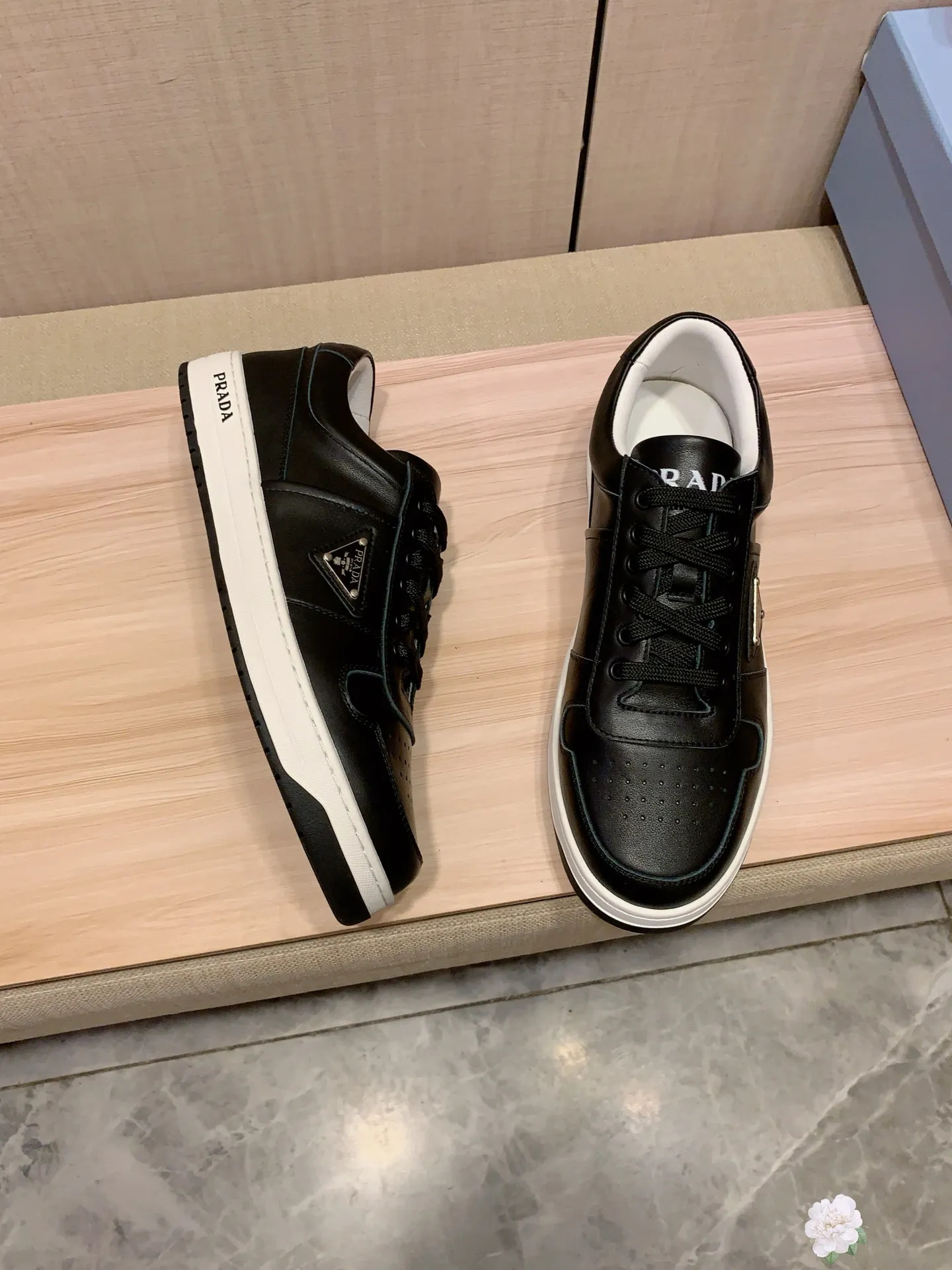 Men's Men's Shoes💰442💰💰🎩🎩[Lightning][Lightning] "PRADA*" The latest and most popular casual shoes, top brand [seduce] luxury ~ purchasing agency, top quality ~. [Strong] The upper is made of imported breathable cowhide material ➕ breathable sheepskin feet (•) with fine workmanship. The original stylish and stylish soft rubber wear-resistant and non-slip outsole is light and comfortable on the feet. The real thing looks better when photographed in real life. 226: code: 38-44, white and black 4️⃣ colors selected